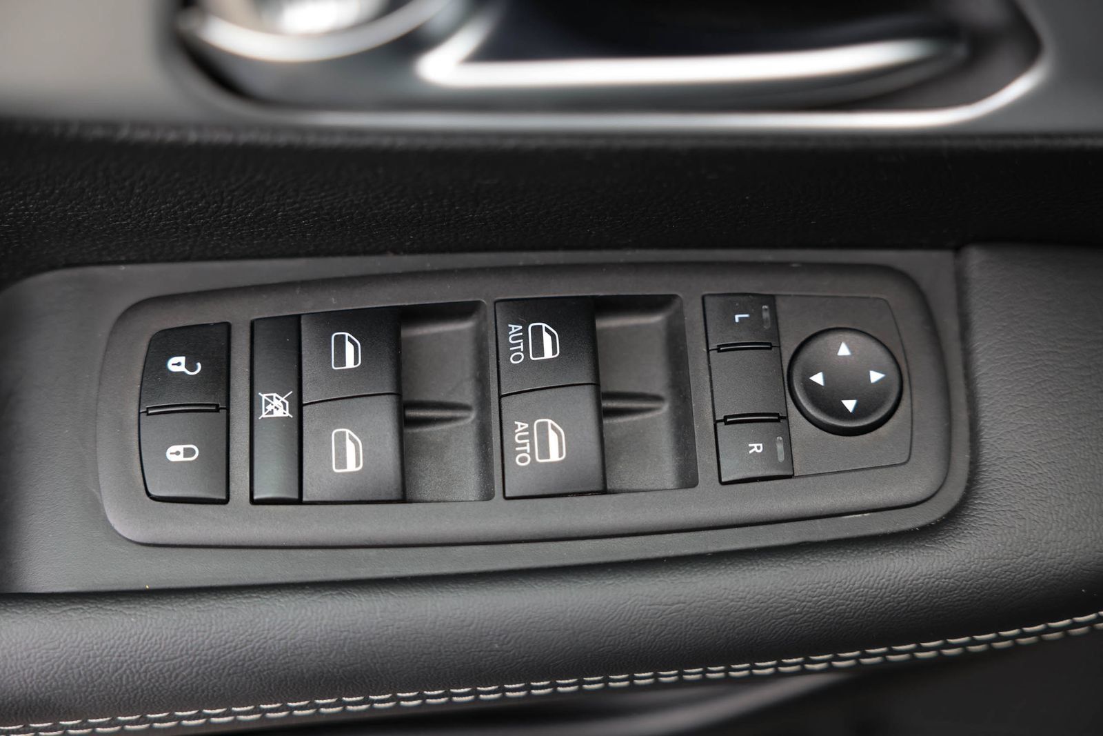 Used 2024 Chrysler Pacifica Limited FWD image 21
