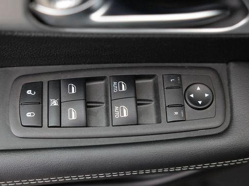 Used 2024 Chrysler Pacifica Limited FWD image 21