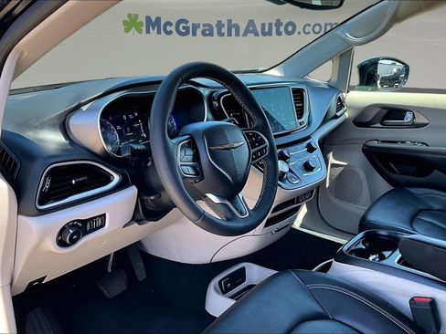 Used 2024 Chrysler Pacifica Touring-L FWD image 15