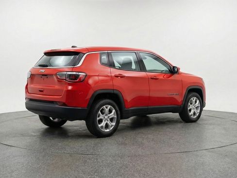 Used 2025 Jeep Compass Latitude image 9