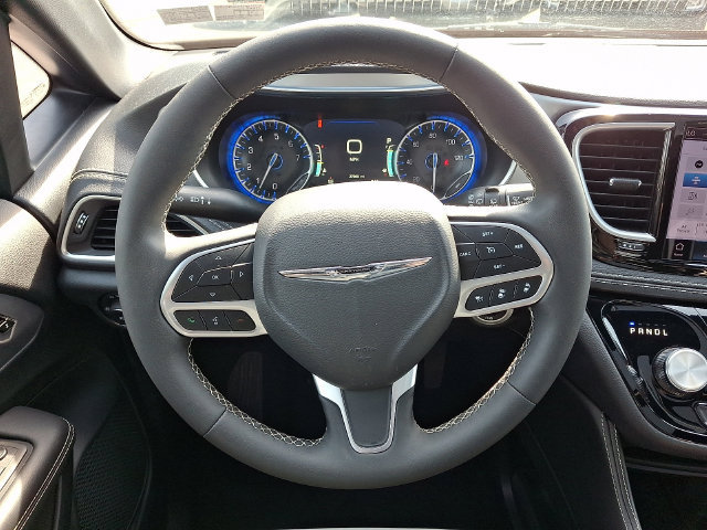 Used 2026 Chrysler Pacifica Limited FWD image 23