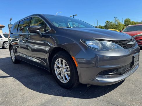 Used 2022 Chrysler Voyager LX FWD image 3