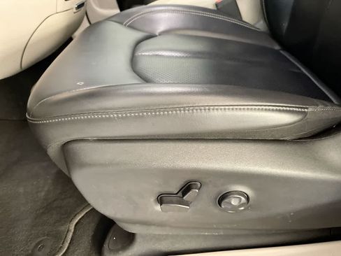 Used 2023 Chrysler Pacifica Touring-L FWD image 12