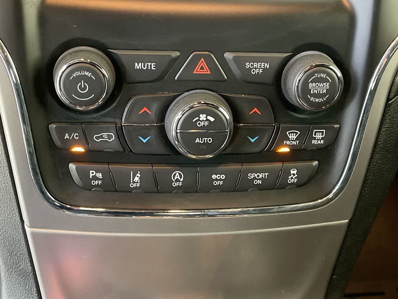 Used 2020 Jeep Grand Cherokee Laredo AWD/4WD image 19