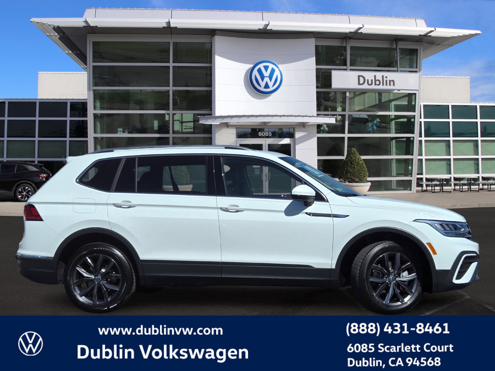 Certified 2024 Volkswagen Tiguan SE w/ Panoramic Sunroof Package AWD/4WD image 3