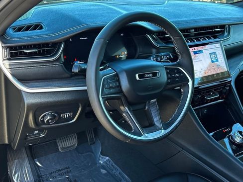 Used 2025 Jeep Grand Cherokee Limited w/ Black Appearance Package image 10