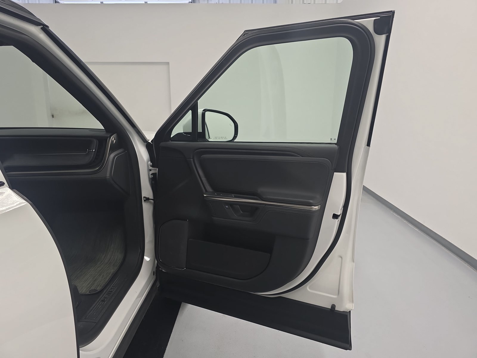 Used 2025 Rivian R1S Adventure Dual AWD/4WD image 18