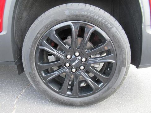 Used 2023 GMC Acadia SLE w/ Driver Convenience Package FWD image 8