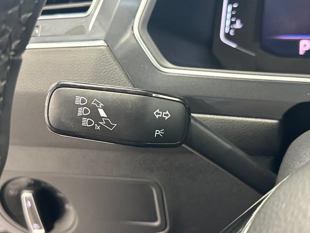 Used 2020 Volkswagen Tiguan SEL AWD/4WD image 37