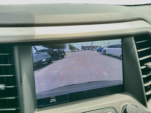 Used 2023 GMC Acadia SLT AWD/4WD image 18