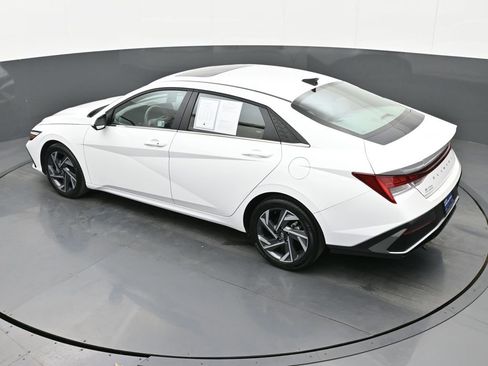 Certified 2025 Hyundai Elantra SEL image 40