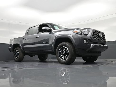 Used 2022 Toyota Tacoma TRD Sport w/ Technology Package RWD image 34