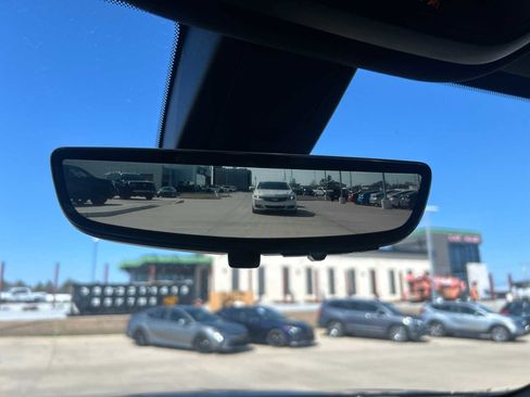 Used 2023 Chevrolet Traverse LT w/ Rear Camera Mirror Package image 28