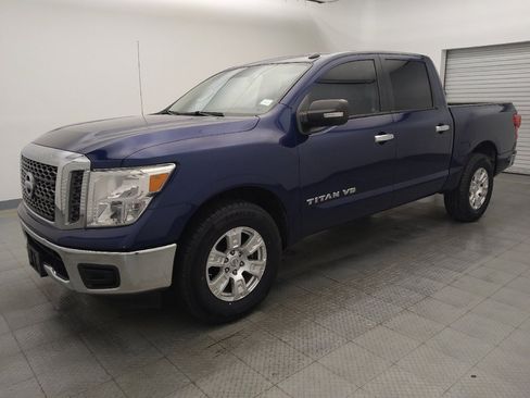 Used 2018 Nissan Titan SV image 2