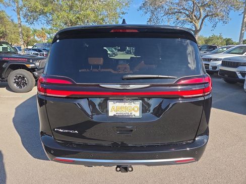 New 2026 Chrysler Pacifica Pinnacle w/ Trailer Tow Group FWD image 6