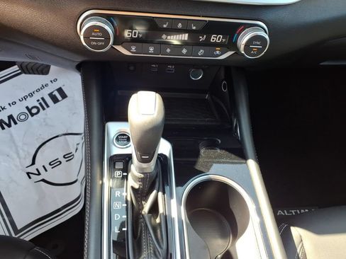 Used 2025 Nissan Altima 2.5 SL FWD image 12