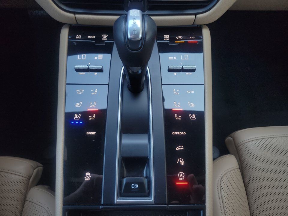 Used 2023 Porsche Macan AWD/4WD image 18