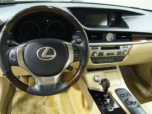 Used 2014 Lexus ES 350 w/ Premium Package FWD image 18