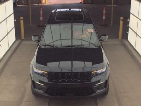 Used 2024 Jeep Grand Cherokee Limited w/ Luxury Tech Group II AWD/4WD image 2