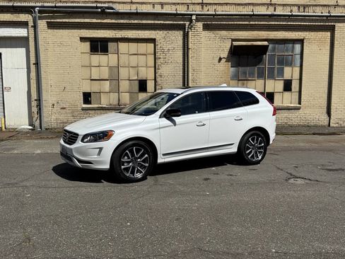 Used 2017 Volvo XC60 T6 Dynamic w/ Preferred Option Package AWD/4WD image 3
