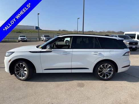 Used 2025 Lincoln Aviator AWD w/ Jet Appearance Package image 3