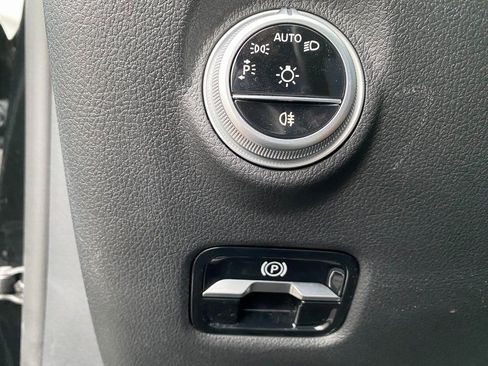 Used 2025 Mercedes-Benz C 300 4MATIC Sedan image 22