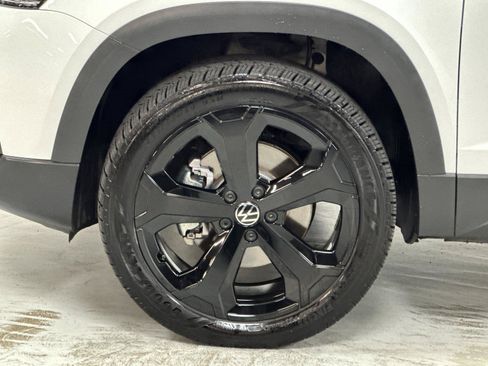 Used 2025 Volkswagen Taos SE AWD/4WD image 24