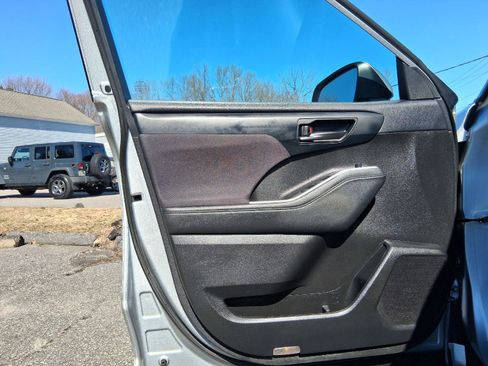 Used 2021 Toyota Highlander LE image 9