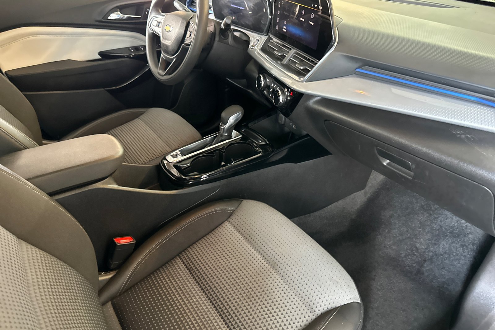 Used 2025 Chevrolet Trax LT FWD image 16