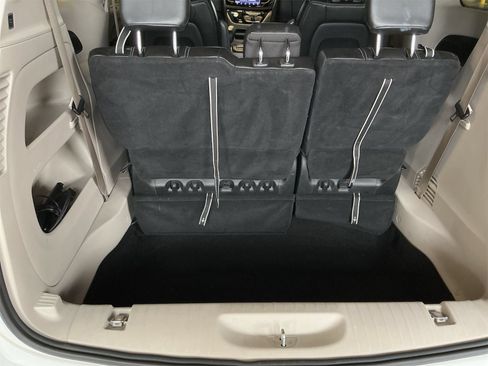 Used 2023 Chrysler Pacifica Touring-L FWD image 10