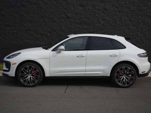 Certified 2022 Porsche Macan S AWD/4WD image 2