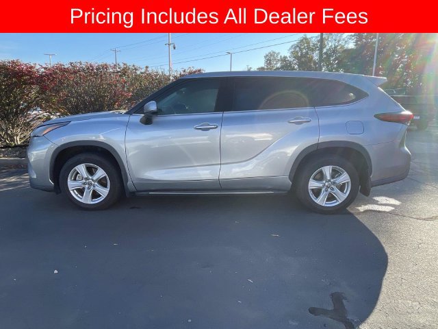 Used 2021 Toyota Highlander LE AWD/4WD image 3