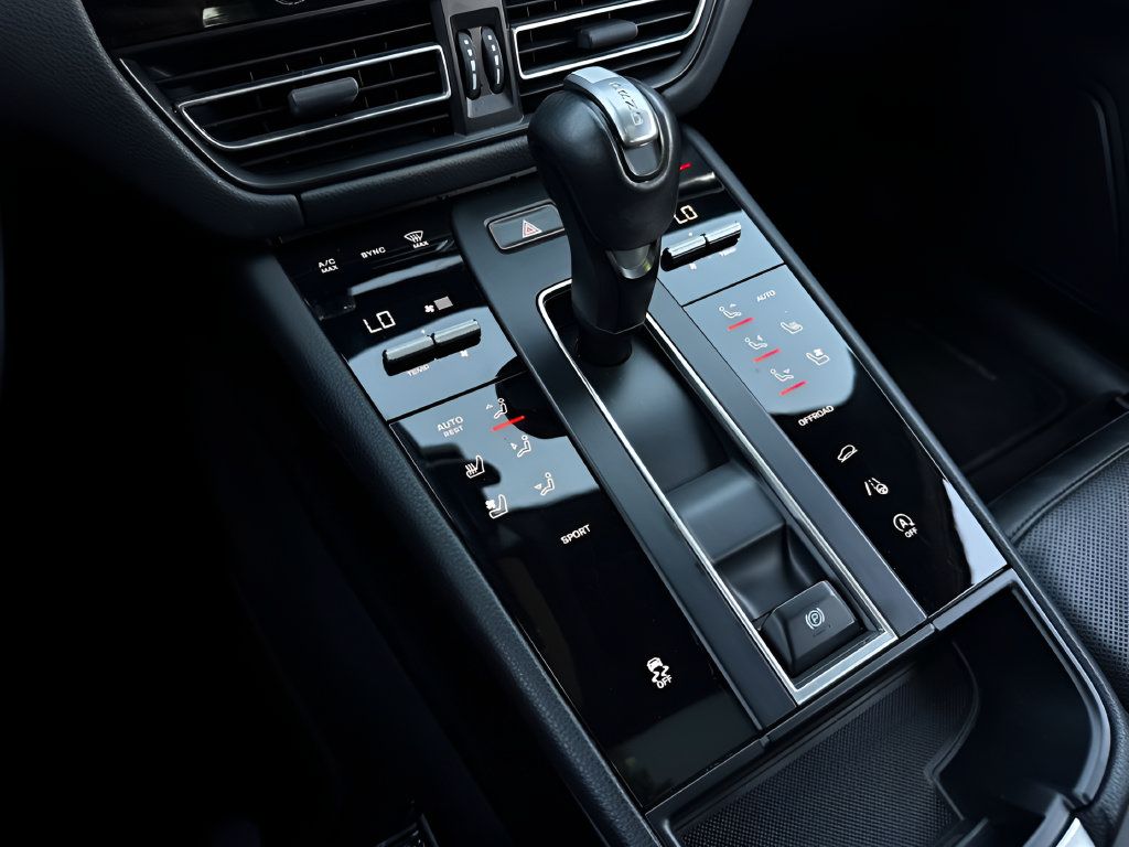 Used 2024 Porsche Macan AWD/4WD image 9