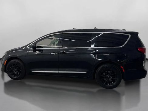 Used 2019 Chrysler Pacifica Touring-L FWD image 5