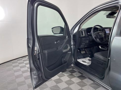 Used 2024 Nissan Frontier SV image 13