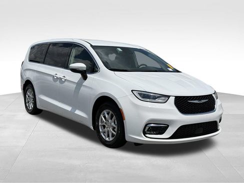 Used 2023 Chrysler Pacifica Touring-L FWD image 26