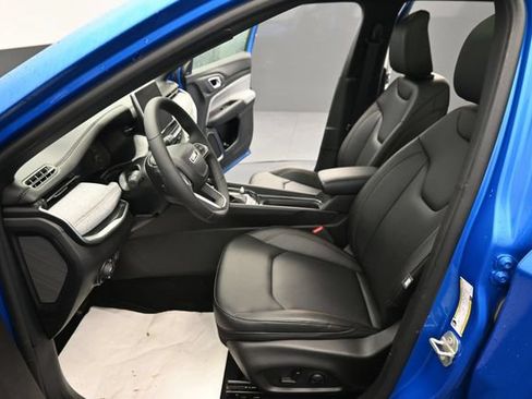 Used 2024 Jeep Compass Latitude w/ Sun and Sound Group AWD/4WD image 13