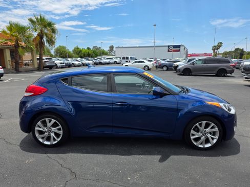 Used 2017 Hyundai Veloster FWD image 6