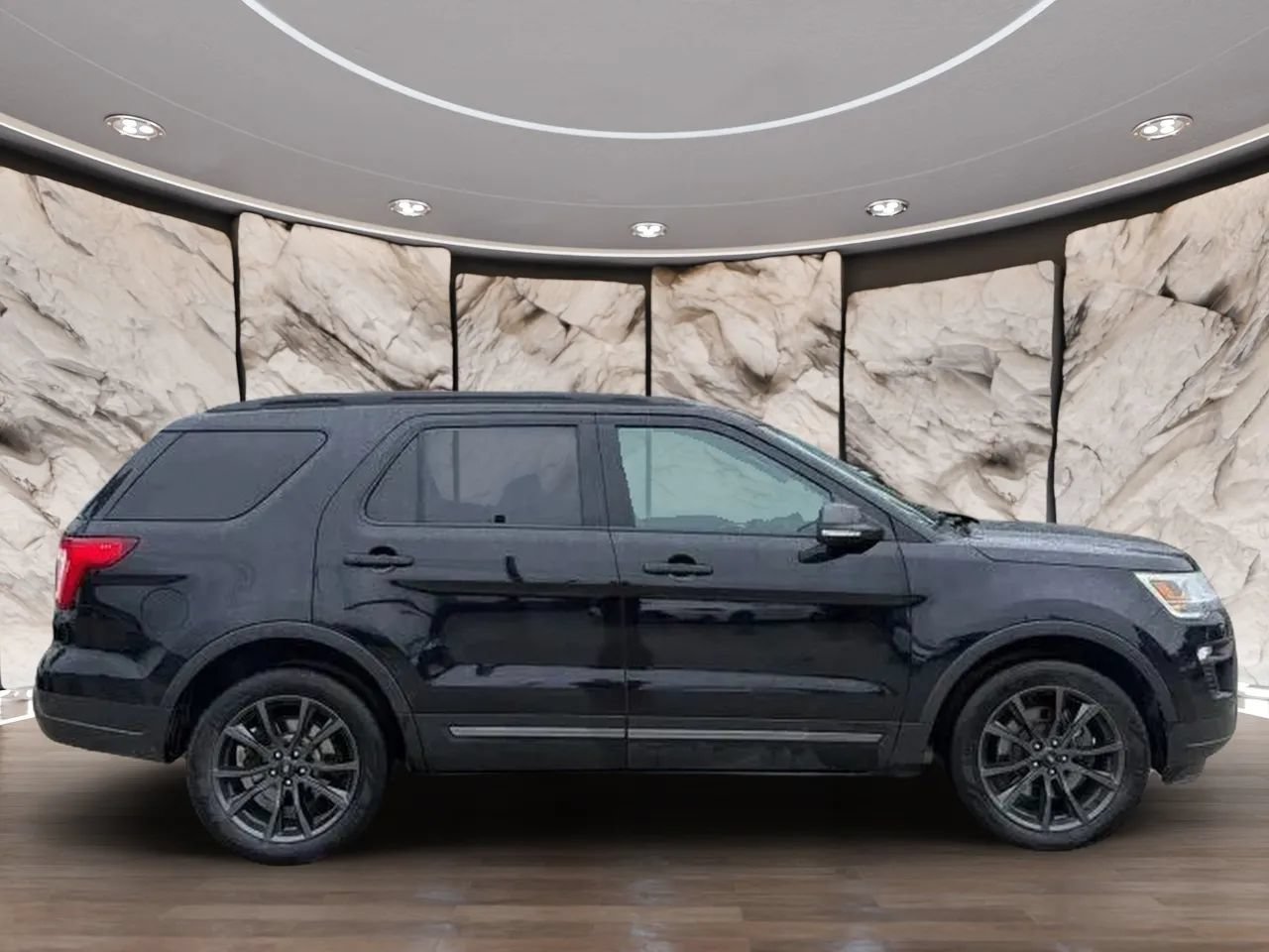 Used 2018 Ford Explorer XLT w/ Equipment Group 202A AWD/4WD image 8