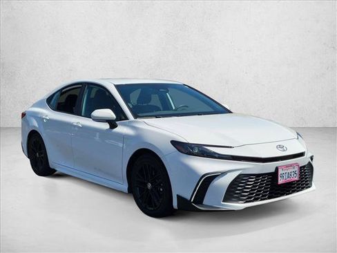 Used 2025 Toyota Camry SE w/ Convenience Package FWD image 3