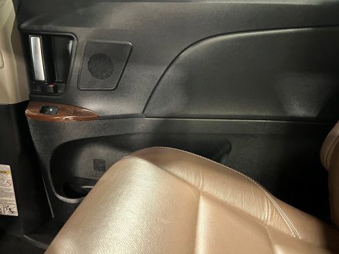 Used 2018 Toyota Sienna XLE image 17