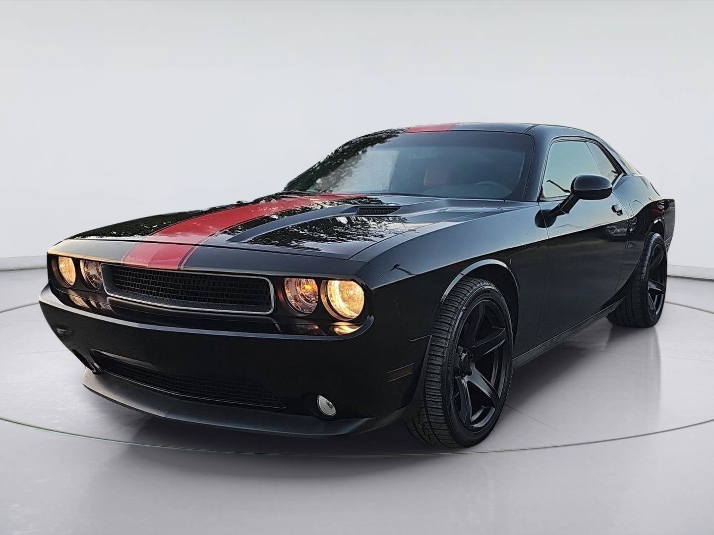 Used 2013 Dodge Challenger SXT RWD image 1