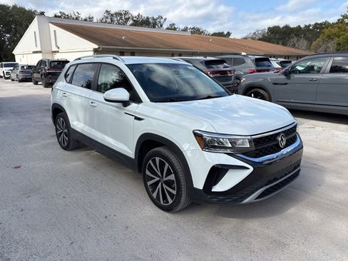Used 2022 Volkswagen Taos SE image 1
