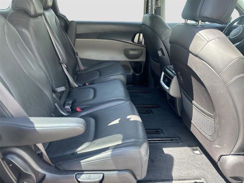 Used 2025 Kia Carnival FWD image 29
