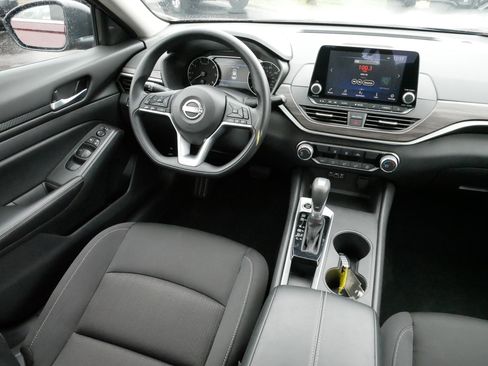 Used 2025 Nissan Altima 2.5 SV image 9