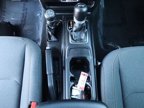 Used 2024 Jeep Wrangler Unlimited w/ Convenience Group AWD/4WD image 30