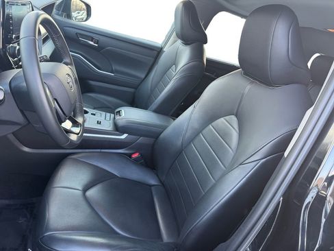 Used 2021 Toyota Highlander XLE image 9