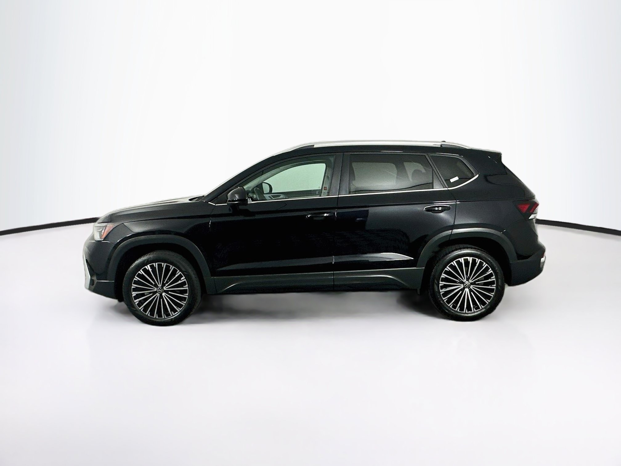 Used 2025 Volkswagen Taos SE FWD image 4