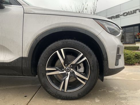 Used 2025 Volvo XC40 B5 Core image 13