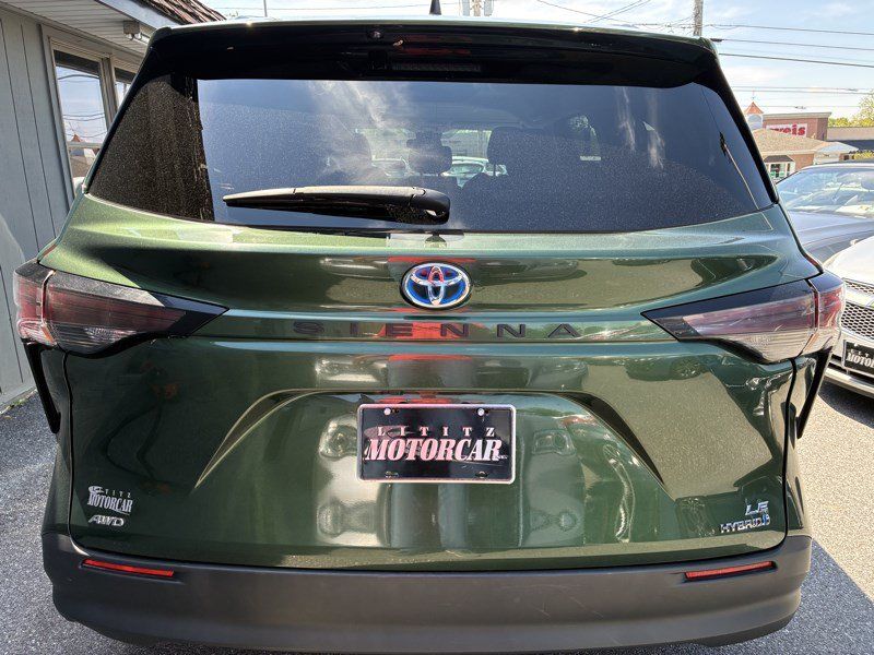 Used 2023 Toyota Sienna LE AWD/4WD image 5
